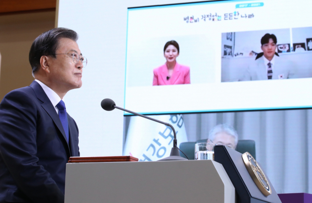 문재인 대통령이 12일 청와대 본관에서 화상을 통해 열린 건강보험 보장성 강화대책 4주년 성과 보고대회에서 도쿄올림픽 태권도 동메달리스트 인교돈 선수의 보장성 강화 수혜 사례 발표를 경청하고 있다. 연합뉴스