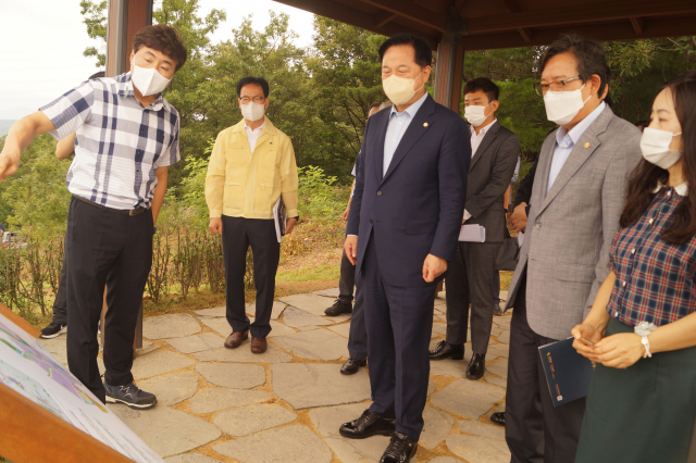더불어민주당 김두관(사진 중앙) 대선 예비후보가 12일 구미국가산업단지 5단지를 방문해, 한국수자원공사 관계자로부터 설명을 듣고 있다. 전병용 기자