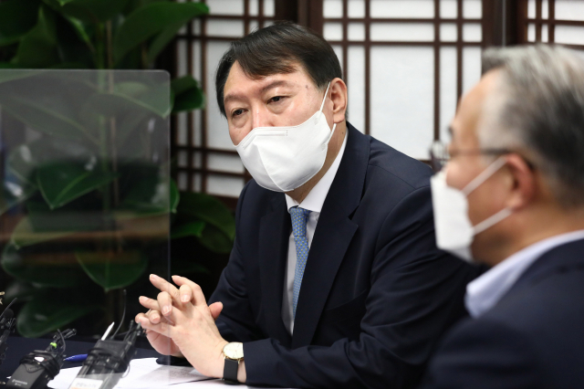 국민의힘 대권주자인 윤석열 전 검찰총장이 12일 서울 종로구 국민캠프에서 열린 코로나19 대책 마련을 위한 전문가 간담회에서 인사말을 하고 있다. 연합뉴스