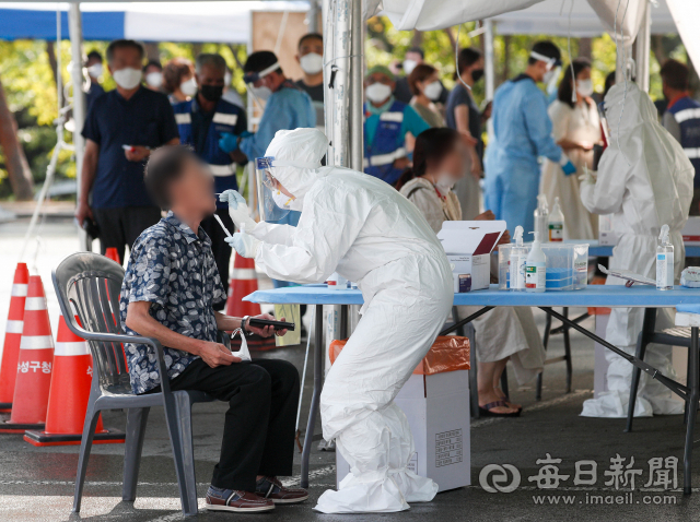 12일 오전 대구스타디움 주차장 임시선별검사소에서 진단검사가 진행되고 있다. 대구시는 최근 1주일 사이 평균 81명의 확진자가 나와 거리두기 4단계 기준에 근접하고 있다며 광복절 연휴 기간인 14~16일 3일간 집에서 머무르기 캠페인을 추진한다고 밝혔다. 우태욱 기자 woo@imaeil.com