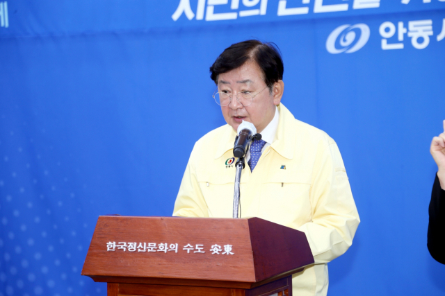 권영세 안동시장이 12일 지역 내 코로나19 확진자가 잇따라 발생하자 코로나19 관련 브리핑을 하고 있다. 안동시 제공