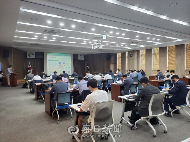 12일 경북개발공사는 청사 강당에서 경북도청 신도시2단계 공동주택용지 현장설명회를 시행했다. 공사는 코로나19 확산 방지에 대비하고자 방역수칙을 준수한 상황에서 행사를 진행했다. 김영진 기자