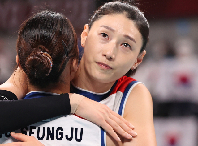 8일 일본 도쿄 아리아케 아레나에서 열린 도쿄올림픽 여자배구 세르비아와의 동메달 결정전. 0-3으로 패한 한국의 김연경이 표승주와 포옹하고 있다. 연합뉴스