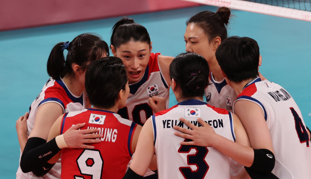 8일 일본 도쿄 아리아케 아레나에서 열린 도쿄올림픽 여자배구 세르비아와의 동메달 결정전. 김연경이 선수들을 격려하고 있다. 한국 0-3 패. 연합뉴스