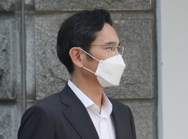 광복절을 앞두고 가석방된 이재용 삼성전자 부회장이 13일 오전 경기도 의왕시 서울구치소에서 나오고 있다. 연합뉴스