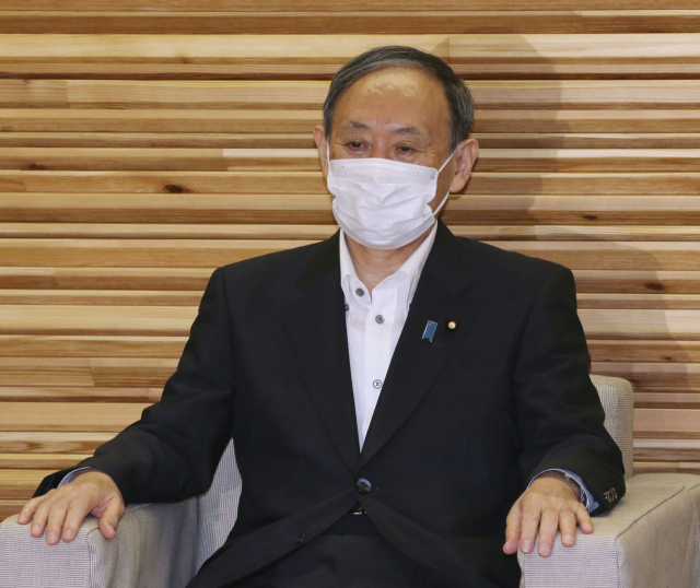 스가 요시히데 일본 총리가 10일 관저에서 각의(국무회의)를 주재하고 있다. 연합뉴스