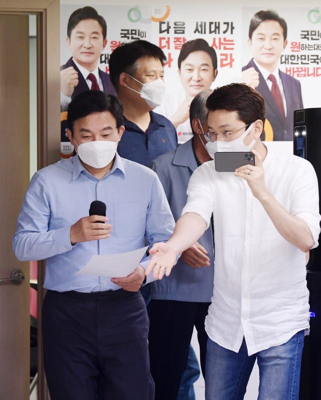 국민의힘 대권주자인 원희룡 전 제주지사가 12일 서울 영등포구 용산빌딩 선거캠프 사무실에서 열린 
