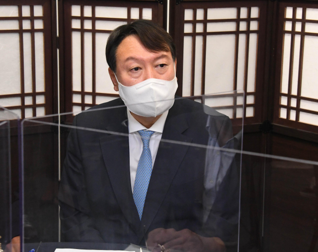 국민의힘 대권주자인 윤석열 전 검찰총장이 12일 서울 종로구 국민캠프에서 열린 코로나19 대책 마련을 위한 전문가 간담회에서 인사말을 하고 있다. 연합뉴스