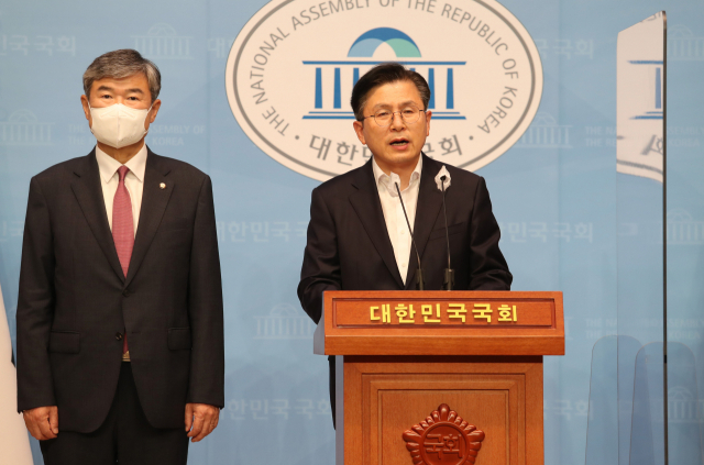 국민의힘 대선 예비후보인 황교안 전 미래통합당 대표(오른쪽)가 9일 오후 국회 소통관에서 청주지역 활동가 간첩 혐의 사건과 관련한 입장문을 발표하고 있다. 북한은 간첩 혐의를 받고 있는 충북동지회 측에 