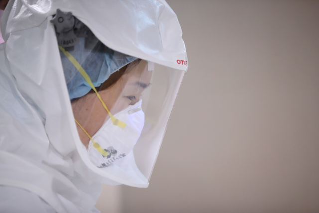 13일 오전 경기북부의 코로나19 거점 전담병원인 경기도 고양시 국민건강보험 일산병원에서 산부인과 윤지선 교수가 코로나19 확진 환자 제왕절개 수술을 위해 레벨D 방호복을 착용하고 있다. 코로나 확진 판정을 받은 산모의 경우에는 자연 분만이 아닌 제왕절개로 수술이 진행된다. 이날 오전 산모가 음압수술실에 들어간 지 약 40분 만에 새 생명의 울음소리가 수술실에서 울려 퍼졌다. 연합뉴스