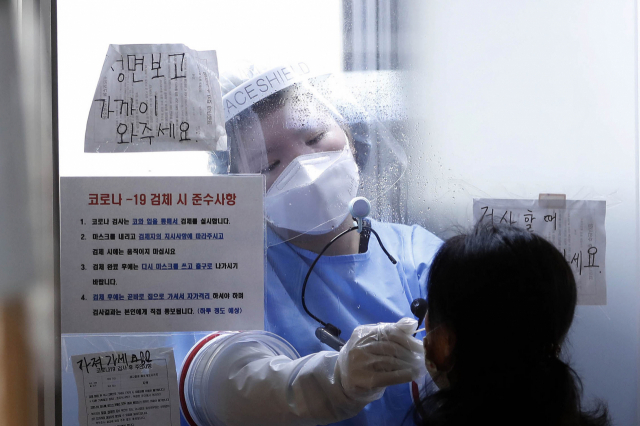 13일 오후 광주 북구 선별진료소 신종 코로나바이러스 감염증(코로나19) 검사하는 검체 박스 유리창에 안팎의 온도 차로 습기가 서려 있다. 연합뉴스