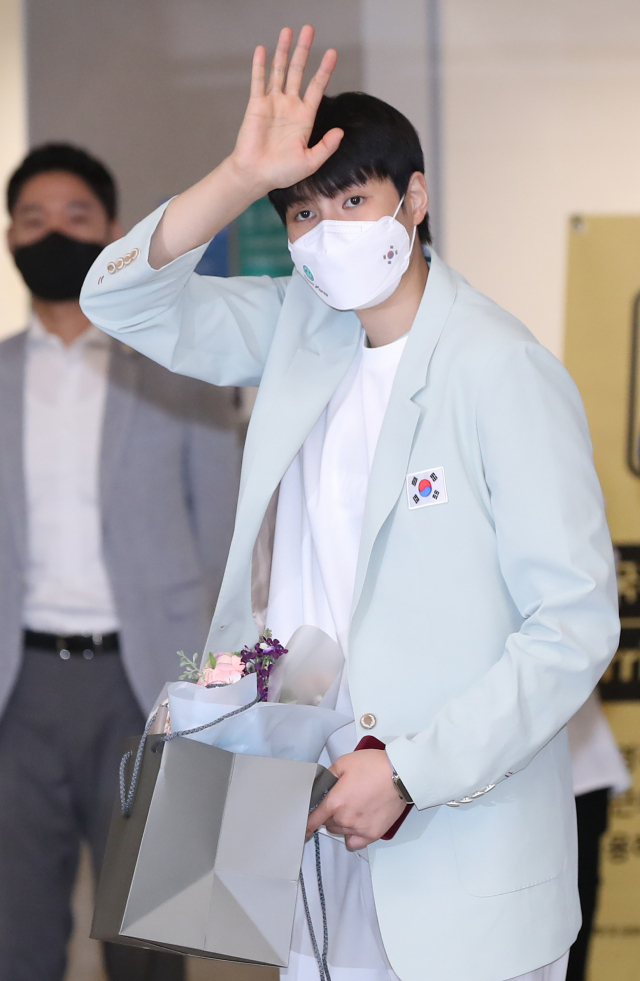 9일 오후 인천국제공항 제2터미널 입국장에서 열린 2020 도쿄올림픽 대한민국 선수단 환영식이 끝난 뒤 김희진이 팬들을 향해 손을 흔들며 행사장을 나서고 있다. 연합뉴스