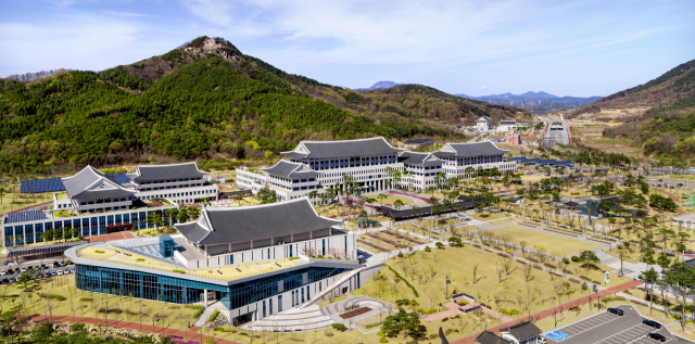 경북도청 전경. 뒤로는 검무산이 함께 보인다. 윤영민 기자