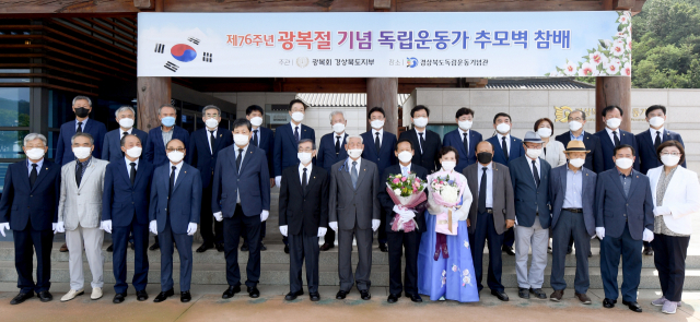 (1-1)독립운동가_추모벽_참배