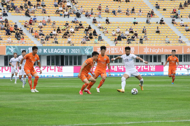 14일 강릉종합운동장에서 열린 강원과의 K리그1 25라운드 경기에서 대구FC의 세징야가 볼을 다투고 있다. 이날 경기에서 대구는 강원에 0대2로 패하면서 리그 3연패 수렁에 빠졌다. 대구FC 제공