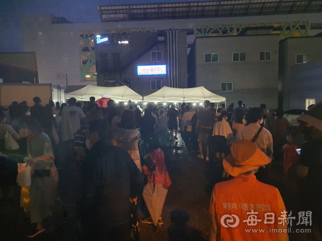 지난 14일 포항시 북구 양덕동에 설치된 임시 선별진료소에서 검사를 받기 위해 시민들이 갑작스레 몰리며 극심한 혼잡을 보이고 있다. 매일신문DB