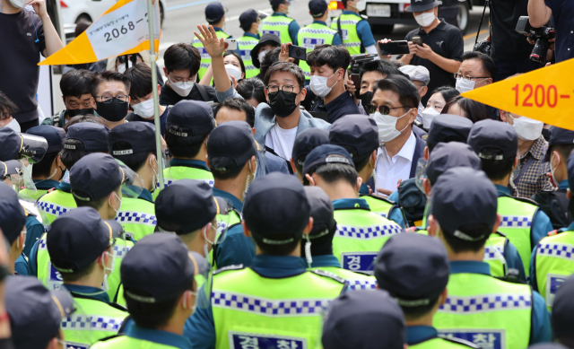 15일 서울 종로구 새문안교회 앞에서 국민혁명당 관계자들이 기자회견을 위해 동화면세점 쪽으로 이동하려 하자 경찰이 이를 막아서고 있다. 연합뉴스