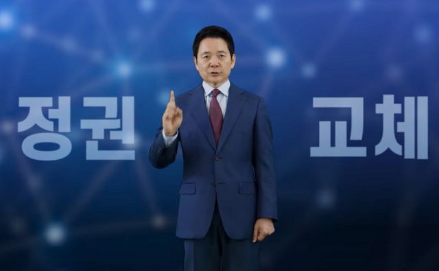 국민의힘 장성민 대선 예비후보가 15일 유튜브 채널을 이용, 대선 출마 선언을 하고 있다. 연합뉴스