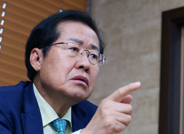 국민의힘 대선 주자인 홍준표 의원이 12일 서울 여의도 한 빌딩에서 연합뉴스와 인터뷰를 하고 있다. 연합뉴스