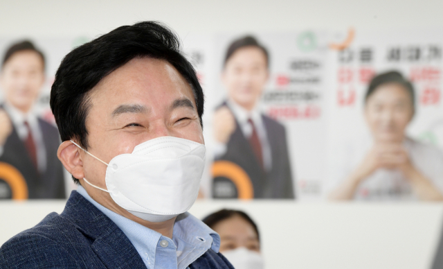 국민의힘 대권주자인 원희룡 전 제주지사가 12일 서울 영등포구 용산빌딩 선거캠프 사무실에서 열린