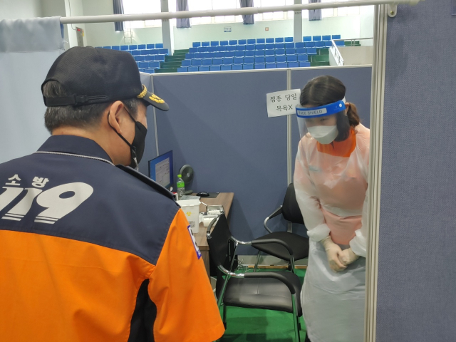 정남구 대구소방안전본부장은 지난 12일 코로나19 예방접종센터를 방문해 의료진과 구급대원에 감사의 마음을 전하고, 재난 대비 시설을 확인했다. 대구소방안전본부 제공대구소방안전본부 제공