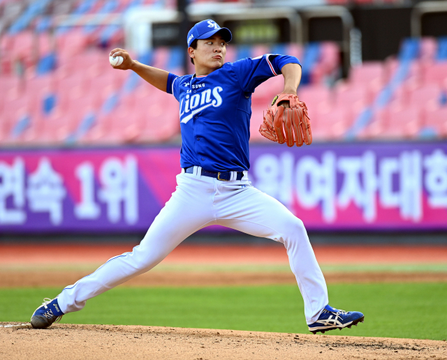 15일 수원kt위즈파크에서 열린 kt위즈와 경기에서 삼성라이온즈 선발 마운드에 오른 이재희가 역투하고 있다. 이날 1군 무대 첫 데뷔전을 치른 이재희는 3 ⅓이닝 4피안타(1피홈런) 3탈삼진 2실점을 기록했다. 삼성라이온즈 제공