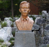 1966년 베트남전에서 적이 던진 수류탄을 몸으로 덮쳐 부하들을 구한 해병대 이인호 소령의 흉상. 대륜고 교정에 세워졌다./대륜고 제공