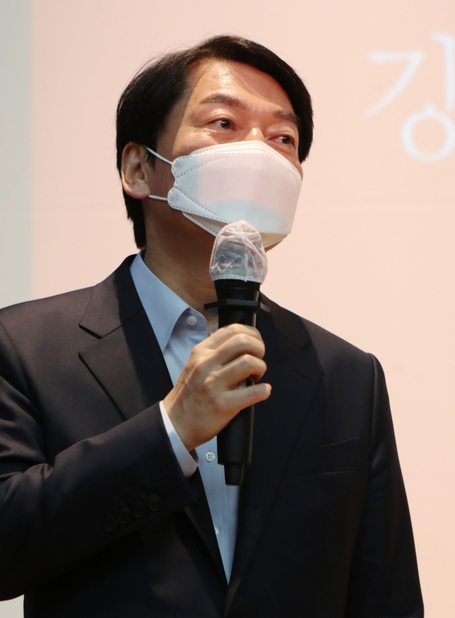 국민의당 안철수 대표가 13일 오후 대구경북디자인센터에서 열린 청년4.0포럼에서 