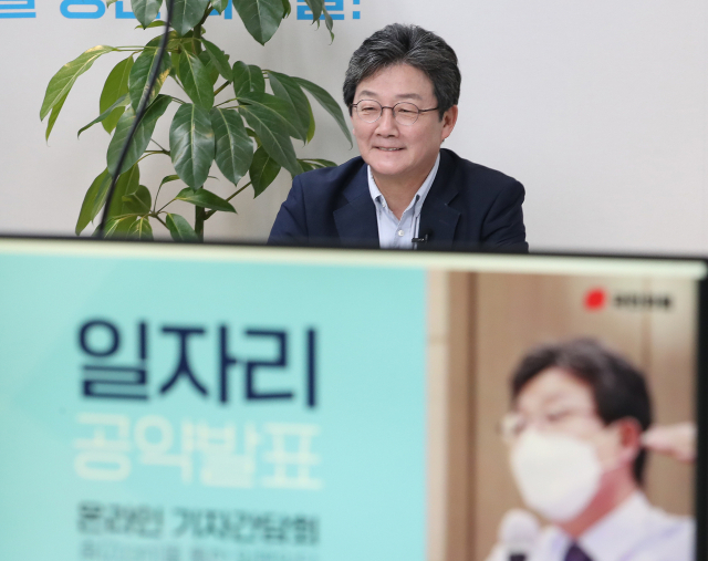 국민의힘 유승민 대선 예비후보가 15일 오후 서울 여의도 희망22 사무실에서 열린 화상 기자간담회에서 밝게 웃고 있다. 연합뉴스