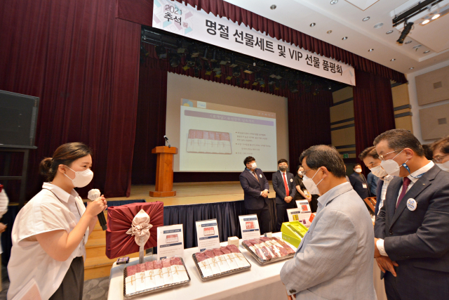 대구백화점은 한 달여 앞으로 다가온 추석을 앞두고 6일 대구백화점 프라자점 10층 프라임홀에서 2021년 추석 명절 선물세트 및 VIP 선물 품평회를 열었다. 품평회에는 구정모 대구백화점 회장과 임직원, 협력업체 관계자들이 참석했다. 대구백화점 제공