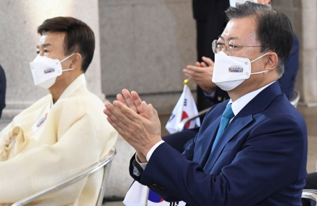 문재인 대통령이 15일 서울 중구 문화역서울284에서 열린 제76주년 광복절 경축식에서 사전녹화 된 김원웅 광복회장의 기념사를 본 후 박수를 치고 있다. 연합뉴스