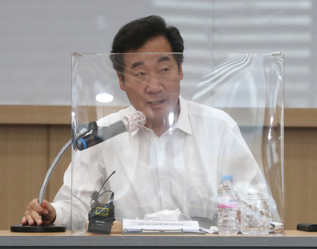 더불어민주당 대권 주자인 이낙연 전 대표가 지난달 24 일 오후 울산시 남구 공인중개사협회사무소에서 열린 협회 임원들과의 간담회에서 인사말을 하고 있다. 연합뉴스