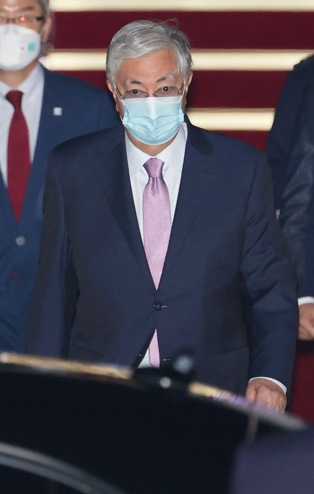 문재인 대통령의 초청으로 이틀간 국빈 방문하는 다카심-조마르트 토카예프 카자흐스탄 대통령이 16일 서울공항에 도착, 의장대를 사열하고 있다 . 연합뉴스