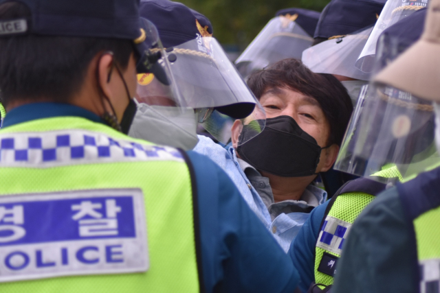 사드 반대 집회 참가자가 경찰에 의해 격리되고 있다. 사드철회 소성리종합상황실 제공