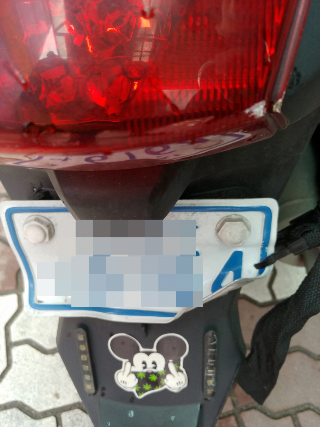 번호판 중 일부분을 꺾어서 번호를 알아볼 수 없게한 이륜차의 모습. 대구경찰청 제공
