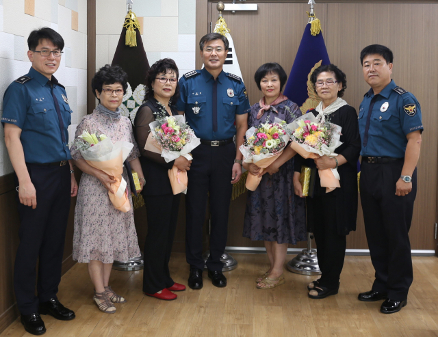 감사장을 전달 받은 영주서 의경어머니회 회원들이 기념 사진을 촬영했다. 마경대 기자