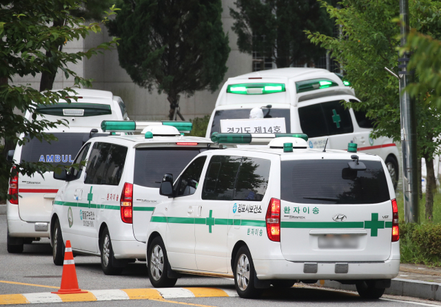 국내 신종 코로나바이러스 감염증(코로나19) 신규 확진자 수가 2천223명 늘어나며 지난해 1월 20일 국내에서 첫 코로나19 환자가 나온 이후 1년 6개월여 만에 처음으로 2천명을 넘어선 11일 오후 경기도 수원시 경기대학교 기숙사에 설치된 경기도 제14호 생활치료센터에서 구급차가 분주하게 오가고 있다. 연합뉴스