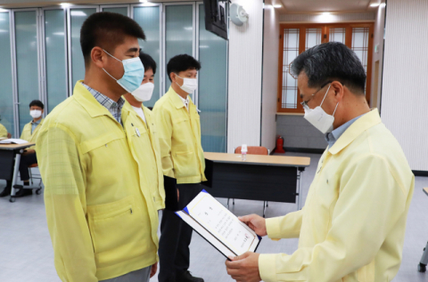 오도창 영양군수가 17일 민원응대 품질 평가에서 우수부서로 선정된 부서에 대해 표창과 포상을 전하고 있다. 영양군 제공