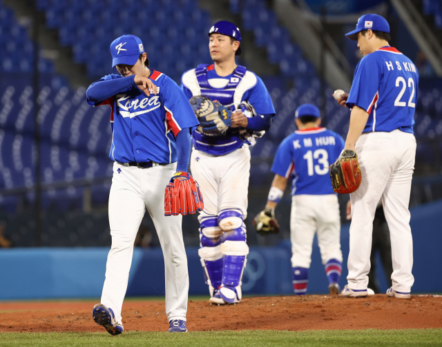 지난 5일 일본 요코하마 스타디움에서 열린 도쿄올림픽 야구 패자 준결승전 한국과 미국의 경기. 6회말 원태인이 마운드를 내려오고 있다. 연합뉴스
