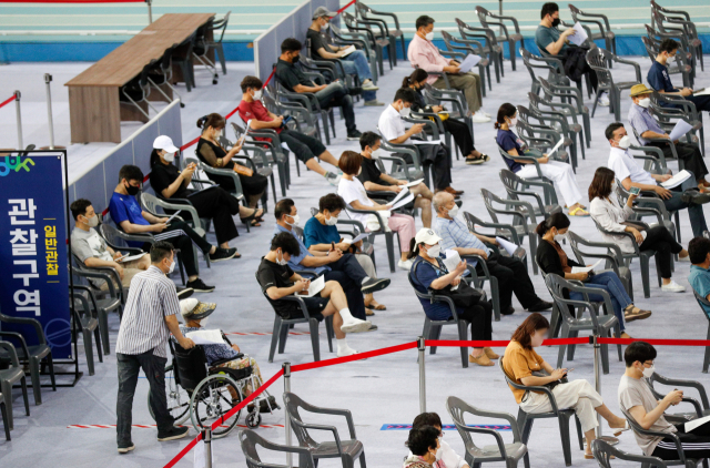 지난 17일 오전 대구 수성구 예방접종센터에서 접종을 마친 시민들이 관찰구역에서 대기하고 있다. 우태욱 기자 woo@imaeil.com