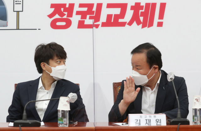 국민의힘 이준석 대표(왼쪽)가 17일 서울 여의도 국회에서 열린 최고위원회의에서 김재원 최고위원과 대화하고 있다. 연합뉴스