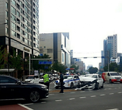 지난 3일 오전 9시쯤 계산오거리에서 서성네거리 방면으로 넓게 우회전하던 승용차가 신남네거리 쪽에서 서성네거리 방면으로 신호를 지켜 좌회전 중이던 다른 승용차의 앞 범퍼 부분을 들이받는 사고가 발생했다. 윤정훈 기자