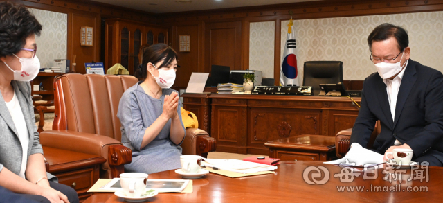 김부겸 국무총리가 8월 17일 오후 정부서울청사에서 정부의 일방적인 장애인탈시설정책에 대해 반발하고 있는 중증장애인부모회 대표들을 면담하고 있다. 중증장애인부모회 제공