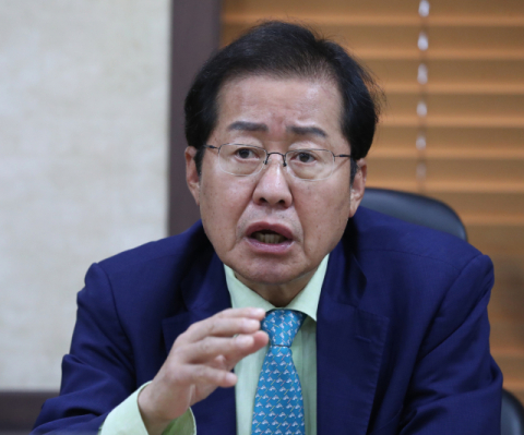국민의힘 대선 주자인 홍준표 의원이 12일 서울 여의도 한 빌딩에서 연합뉴스와 인터뷰를 하고 있다. 연합뉴스