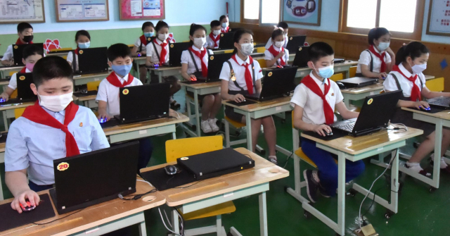 재일조선인총연합회(조선총련) 기관지 조선신보는 17일 북한의 교육정보화 본보기 학교로 평양제4소학교를 소개했다. 학생들이 각자 유선 망이 연결된 노트북을 열고 수업을 받고 있다. 연합뉴스