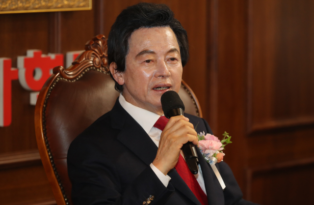 국가혁명당 허경영 명예대표가 10일 서울 여의도 국가혁명당에서 열린 대통령선거 출마 관련 기자회견에서 인사말을 하고 있다. 연합뉴스