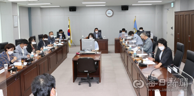 경북 포항시의회 지진특위가 8월 17일 회의를 열고 국무총리실 산하 포항지진진상조사위의 조사위의 조사 결과를 신뢰할 수 없다며 재조사를 요구하기로 했다. 포항시의회 제공