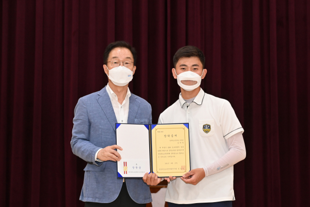 임종식 경북도교육감이 17일 경북도청 신도시 내 경북일고등학교에 열린 김제덕 선수 환영식에서 김 선수에게