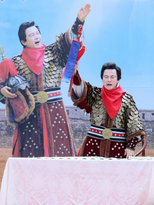 국가혁명당 허경영 명예대표가 18일 경기도 고양시 행주산성 대첩문 앞에서 장군 복장을 하고 대선 출마를 선언하고 있다. 연합뉴스
