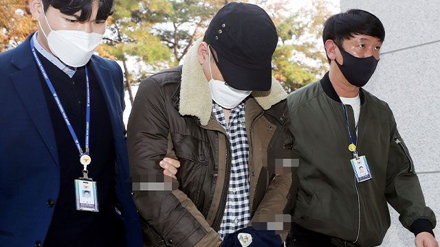 인천에서 음주운전을 하다가 중앙선을 침범한 뒤 오토바이를 들이받고 도주하다가 경찰에 붙잡힌 A(38) 씨가 지난해 11월 13일 오후 구속 전 피의자 심문(영장실질심사)을 받기 위해 인천시 미추홀구 인천지방법원으로 들어서고 있다. 연합뉴스